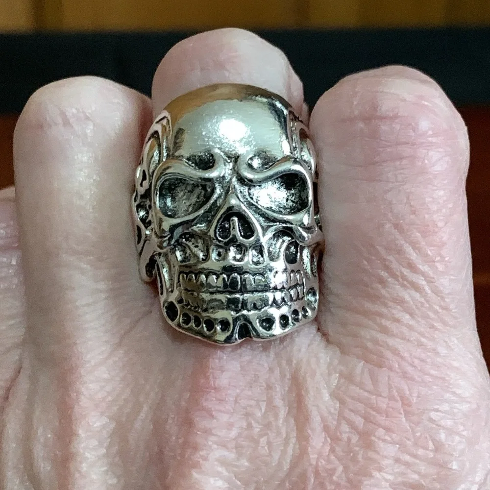 Silver tone skull ring size 9.75